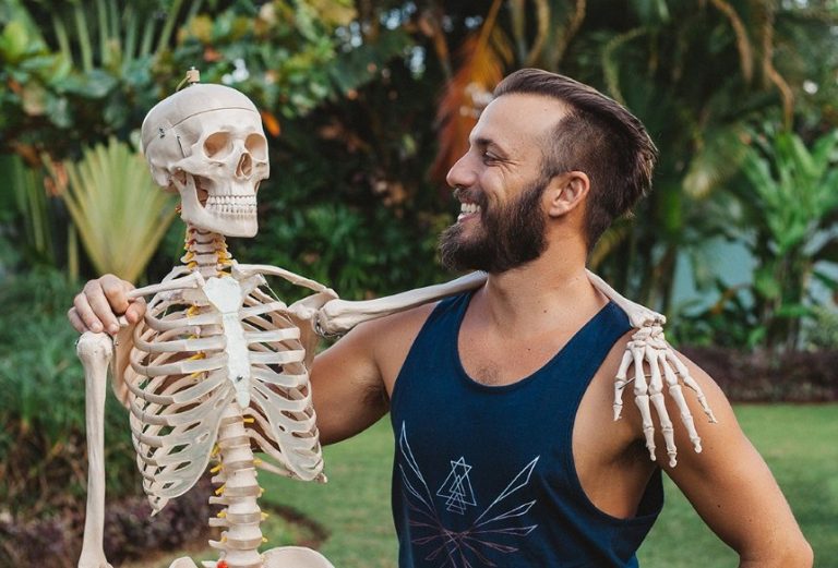 Anatomy teaching with a skeleton model